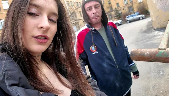 Секс-попрошайка и блогерша в кризисе